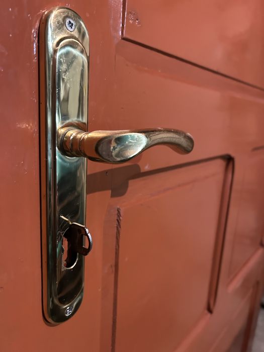 Входна дървена врата