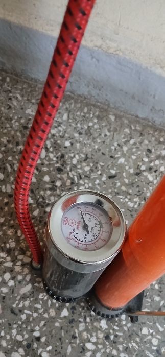 Крачна помпа с манометър