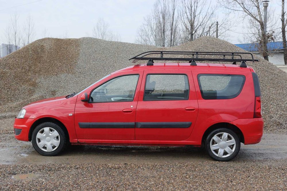 Vand masina Dacia Logan MCV rosie veterana de razboi,dar încă în forma