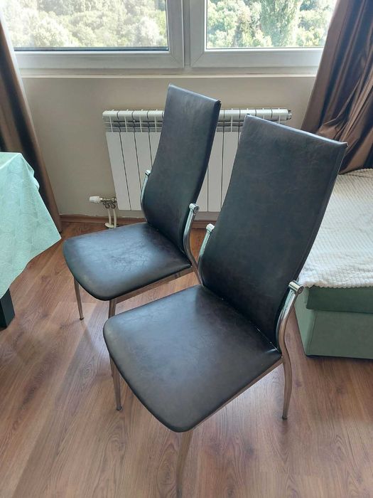 Удобен кожен стол с хромирани крака