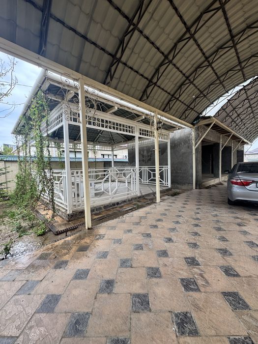 Двухэтажный дом с навесом