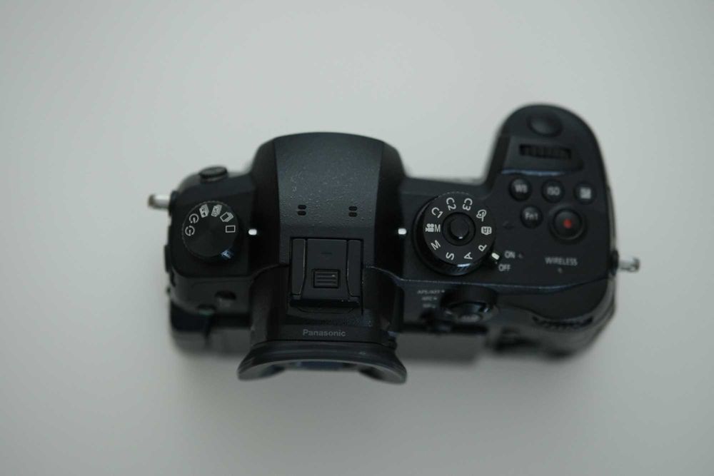 Продавам фотоапарат Panasonic  GH5 в комплект с обективи и аксесоари.