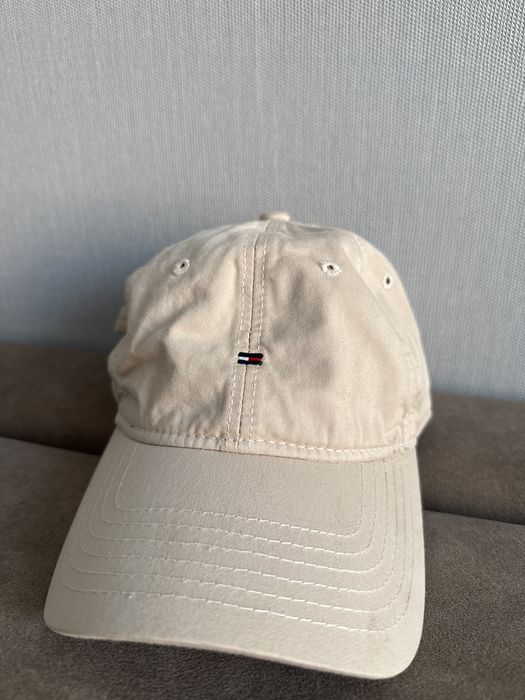 кепка томми бежевая