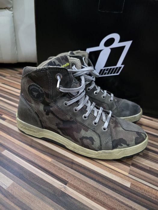 Vând echipament moto Icon | Cască, două geci, pantaloni, ghete, mănuși