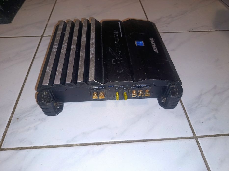 amplificator statie subwoofer auto 400 wati la 2 ohm si 220 wati la 4 ohm