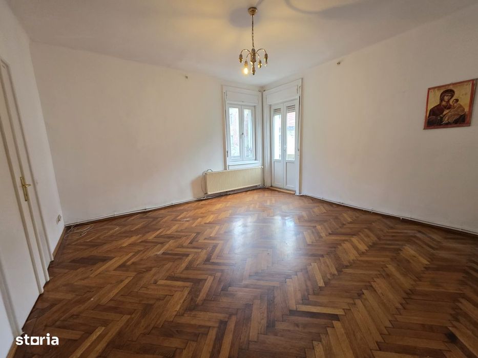 De închiriat apartament 3 camere – Piața 700