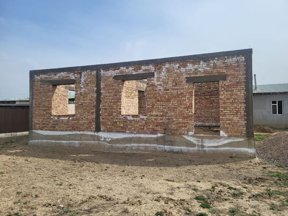 Участок с недостроенным домом