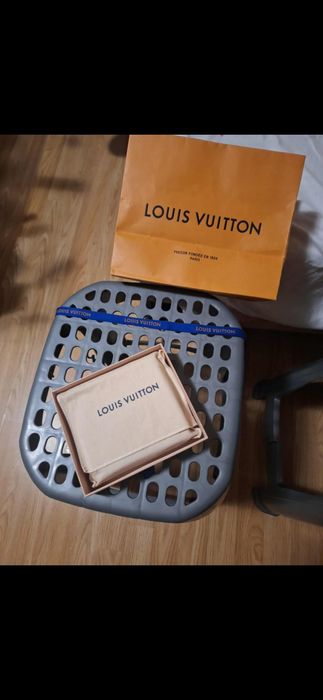 Vand portofel original Louis Vuitton prețul nou a fost 470 €