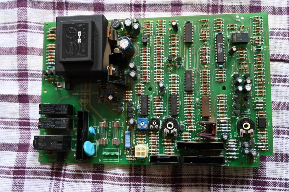 Vand piese provenite din dezmembrari a doua centrale termice Ariston.2x Placa electronica Ariston si 2x Ventilator Fime Mod. GR00715P in stare buna.