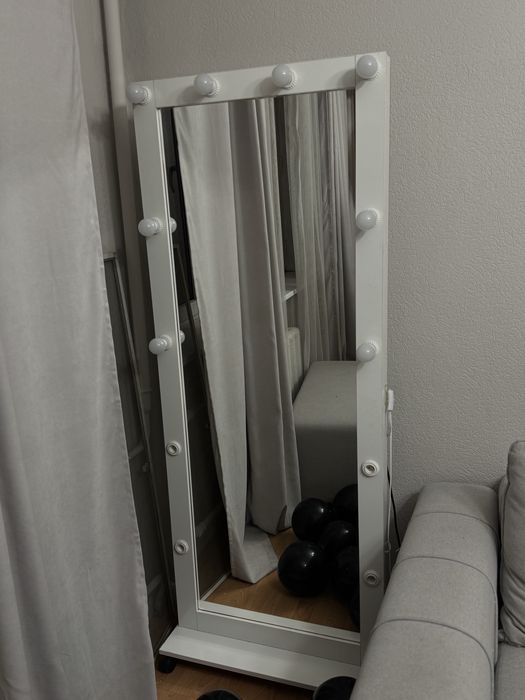 Продам зеркало с подсыеткой.