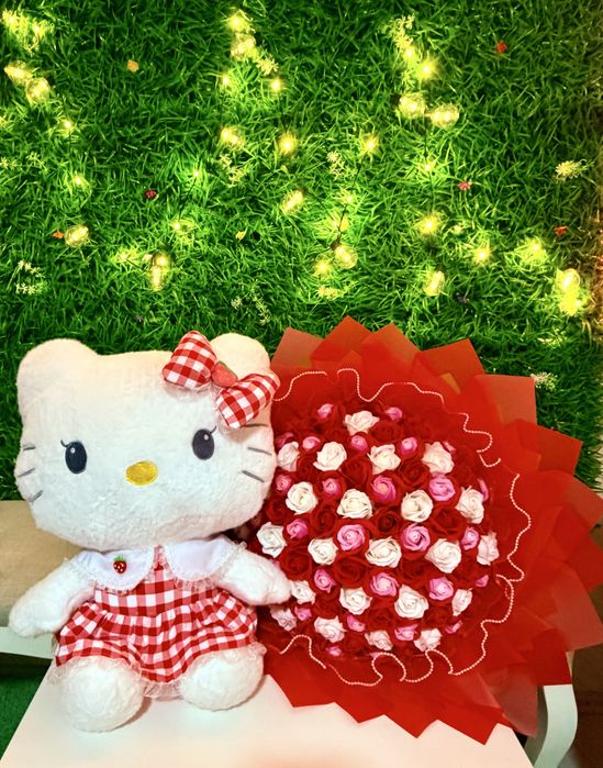 Pachet cadou Hello Kitty și buchet mare de trandafiri parfumați