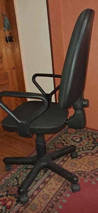 Компьютерное кресло чёрное