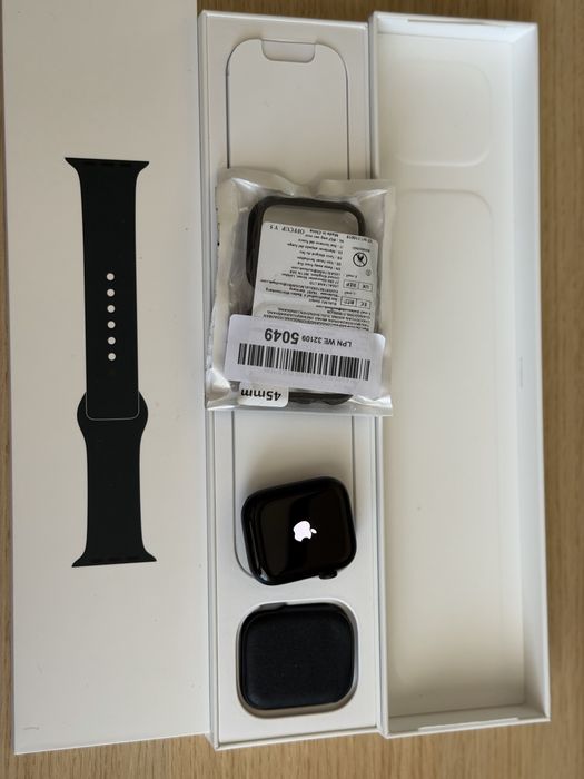 Apple Watch Series 7 45mm с неотваряна каишка + подарък