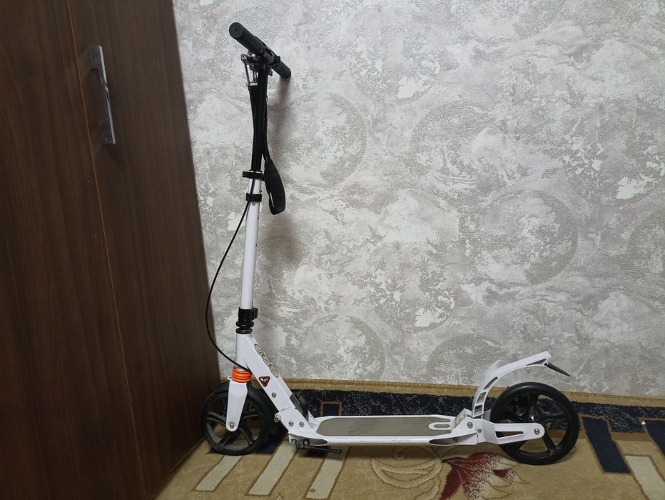 Продам складной самокат для подростков и взрослых, с дефектом.