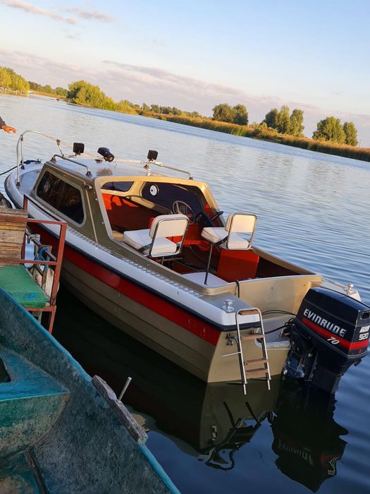 Barca Vega cu motor Evinrude