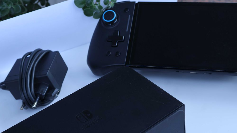 Nintendo Switch OLED – пълен комплект + 2 чифта оригинални Joy-Con + NYXI Hyperion Pro