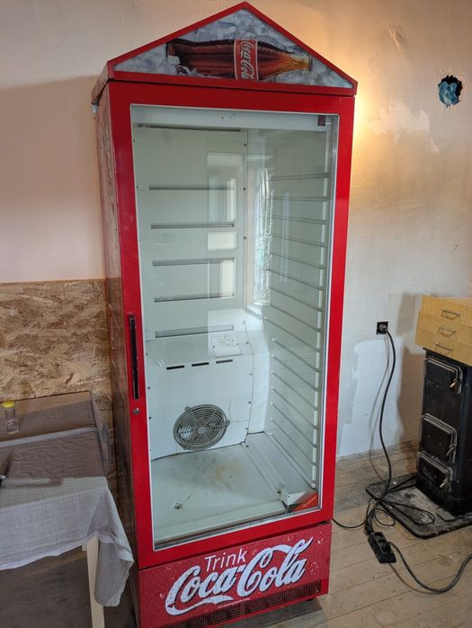 Продавам професионална хладилна витрина на Coca Cola.