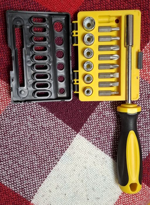 Набор бит и торцевых головок с рукояткой.
