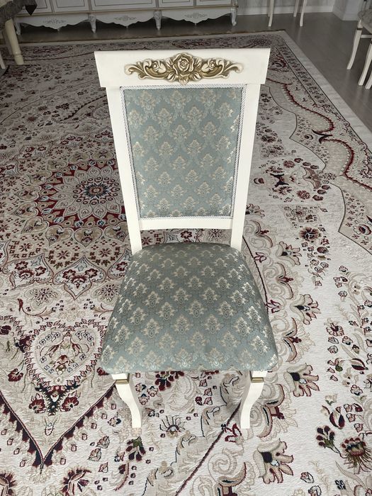 Стол со стульями