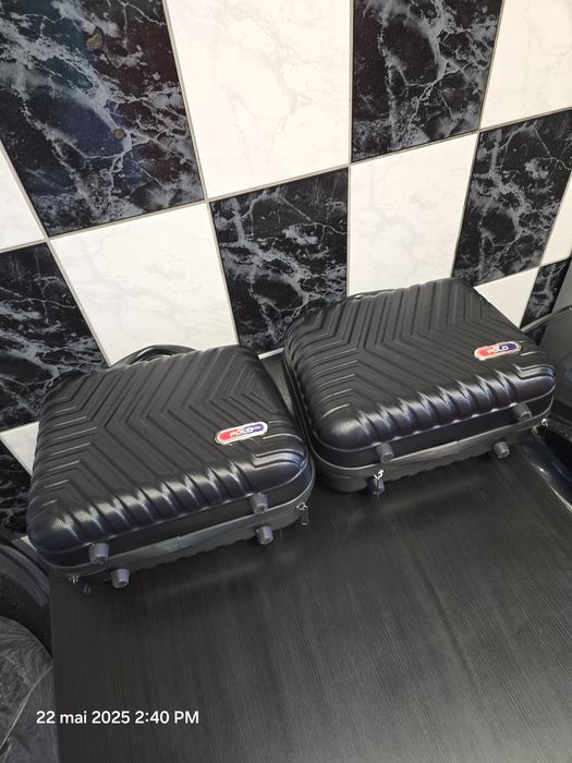 2 Geamantane plus 2 geanți cosmetice