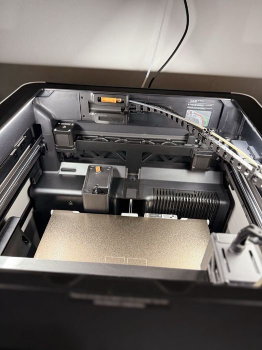 Bambu Lab H2S impecabila