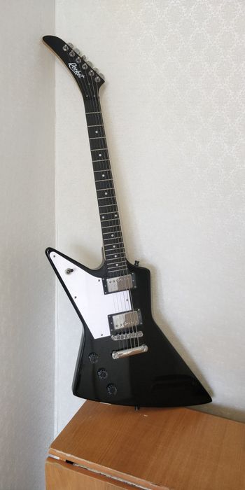 Леворукая электрогитара explorer