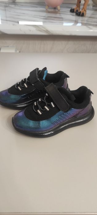 Продам кроссовки