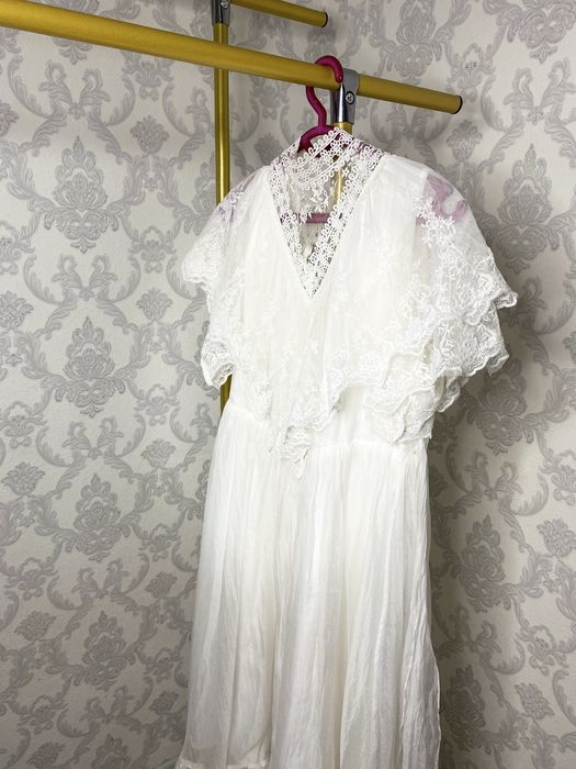 Sevinch ismailova shunaqasidan kiygan xuddi shu fasonda klipida.