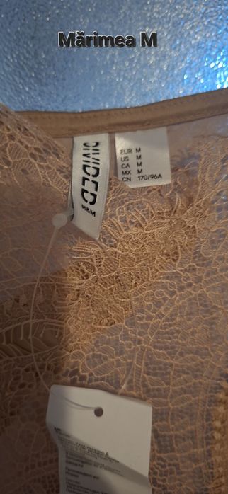 Top cu dantela si broderie H&M