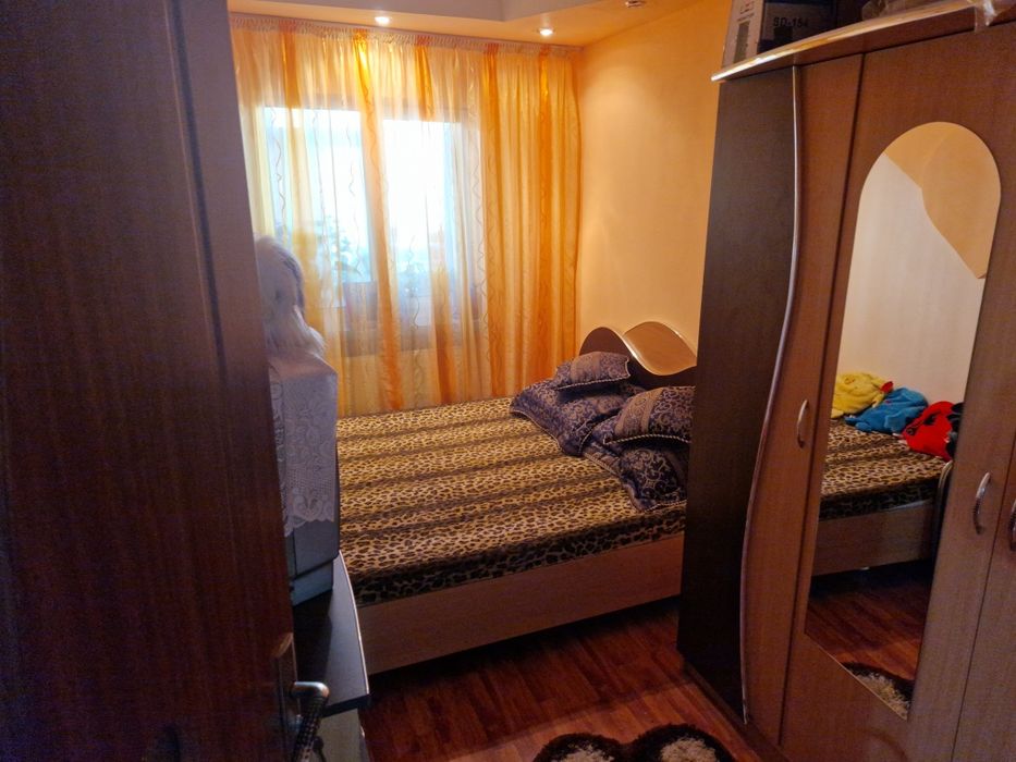 Vând apartament 3 camere confort 1 decomandat.