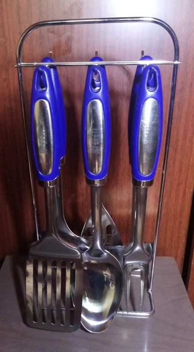 Продам. Новый. Кухонный набор 6 предметов + 1 подставка вешалка.