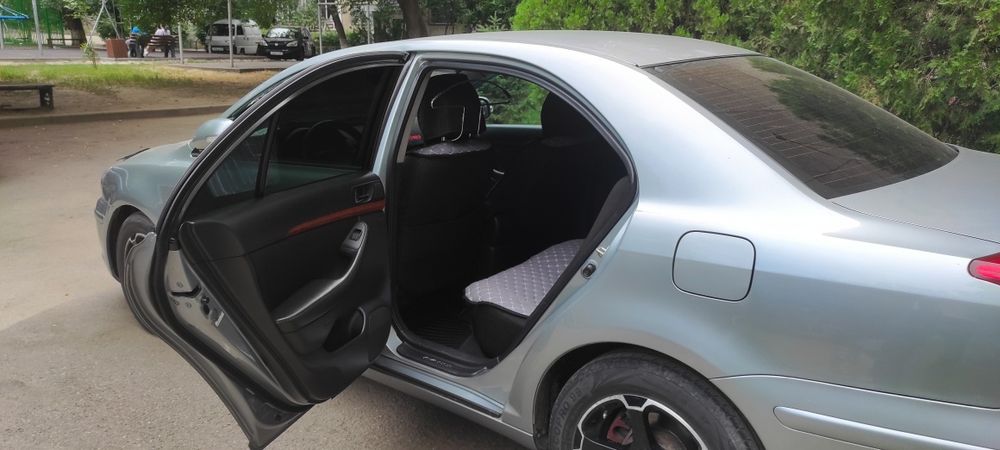 Продам автомобиль Тойота Авенсис