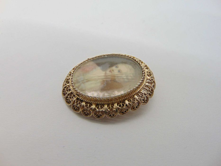 Brosa din argint filigran aurit cu pictura de epoca