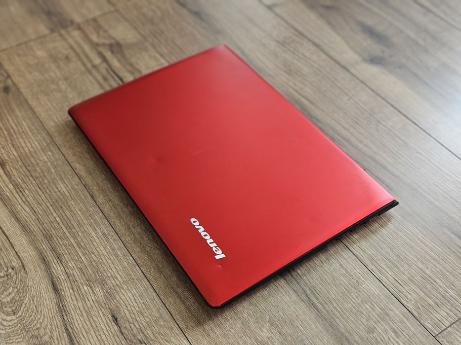 Laptop de gaming Intel i7 8GB SSD 256GB 2 placi video 14 inch fullhd, taste iluminate, Lenovo rosu stare foarte bună jocuri