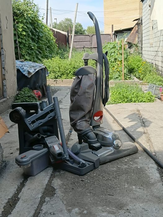 Продам пылесос с насадками