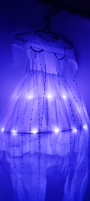 Светеща рокля на Елза с два подаръка светещ ластик и корона