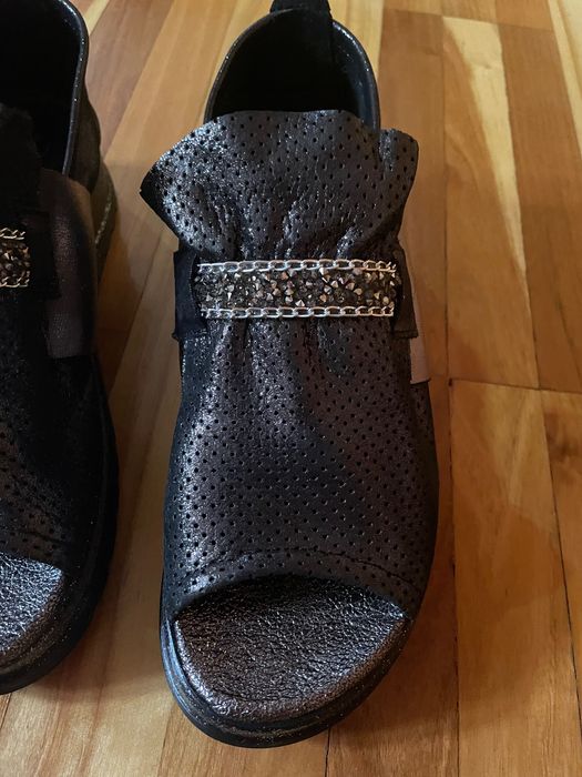 Обувки от естествена кожа с камъни