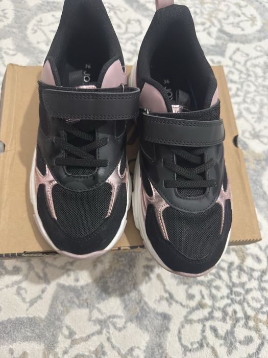 Кроссовку для девочек Срочноо