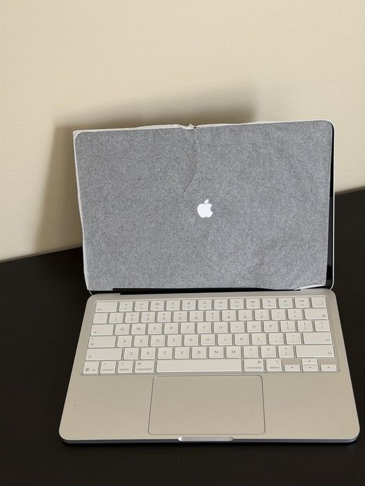 Нов Apple MacBook Neo 256GB Silver + оригинален Apple адаптер