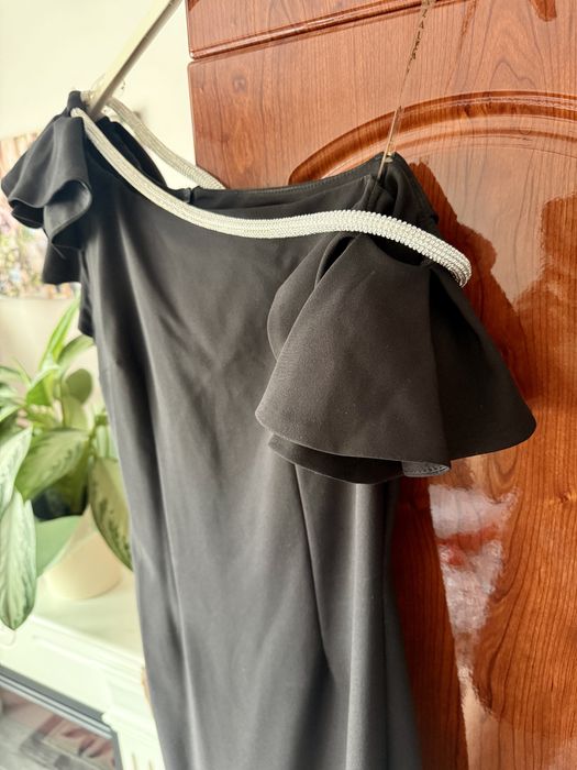 Rochie neagra cu o maneca lasata