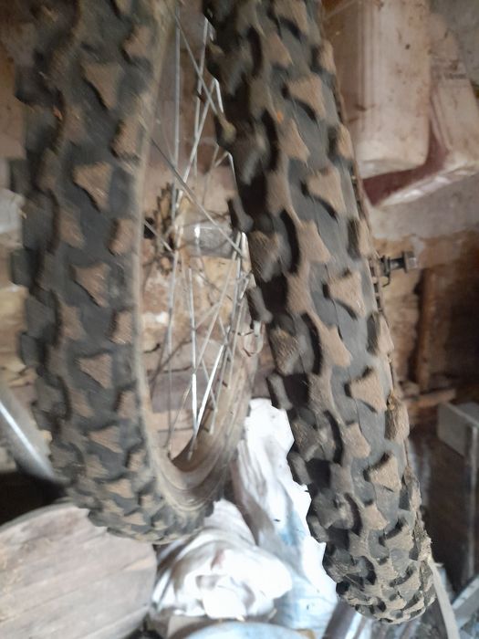 Vând două roți de bicicletă