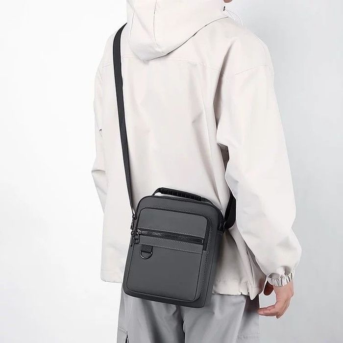 Серая водонепроницаемая сумка через плечо