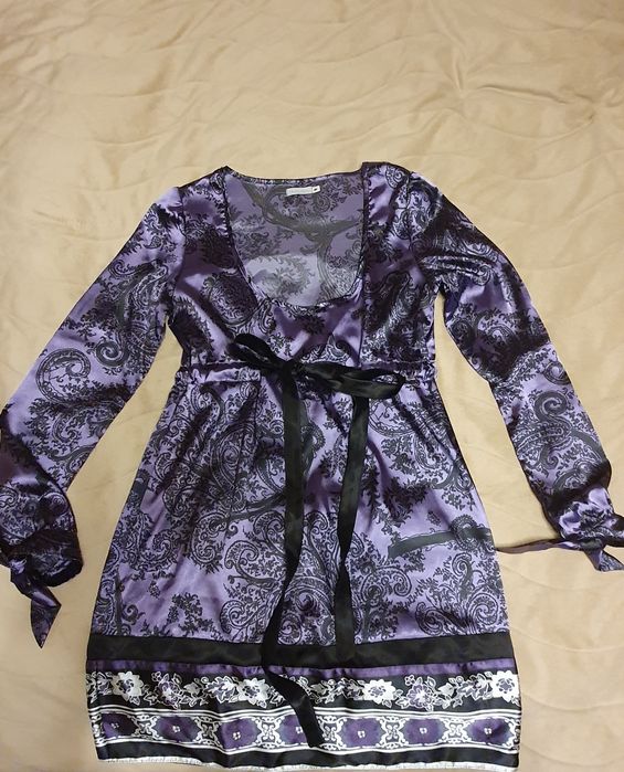 Сатенена официална рокля.