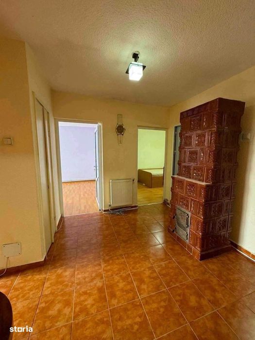 De vanzare apartament cu 3 camere, 2 bai cu aerisire,balcon 52000euro