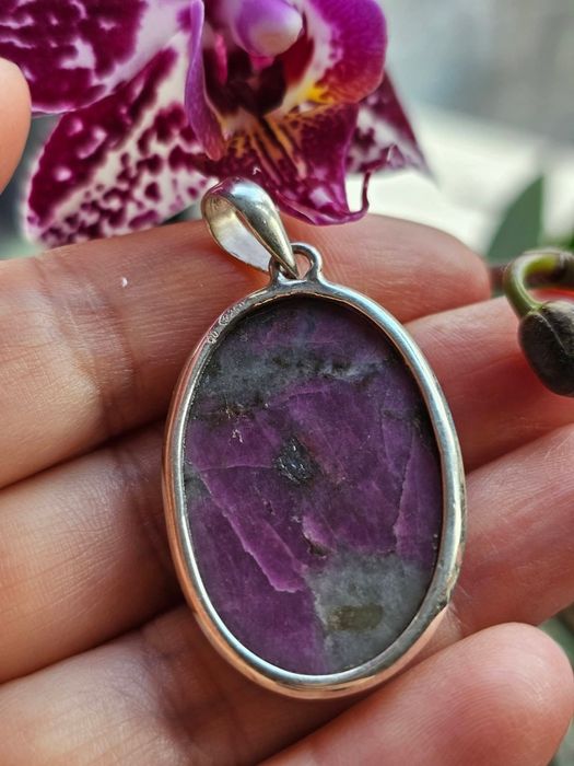 Красива сребърна висулка с Рубин в Цоизит