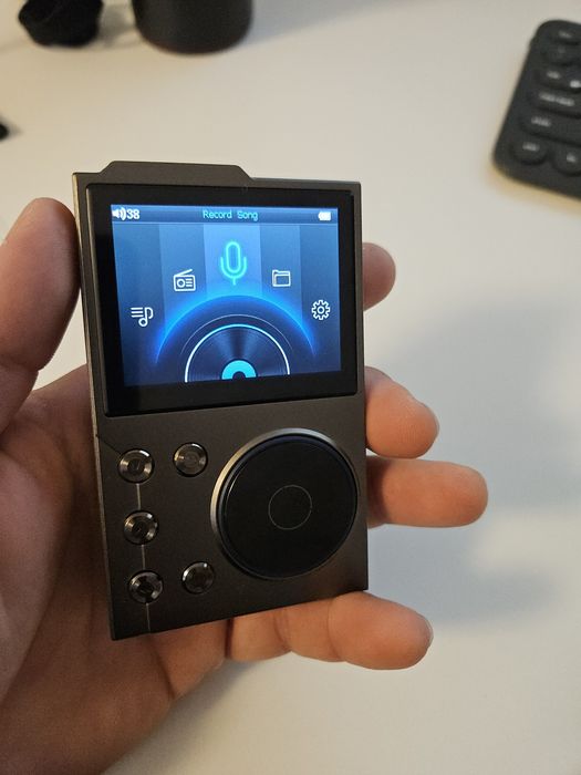 Vând MP3 player cu radio FM, suport micro SD, Bluetooth si funcție DAC + card 128 GB ca nou