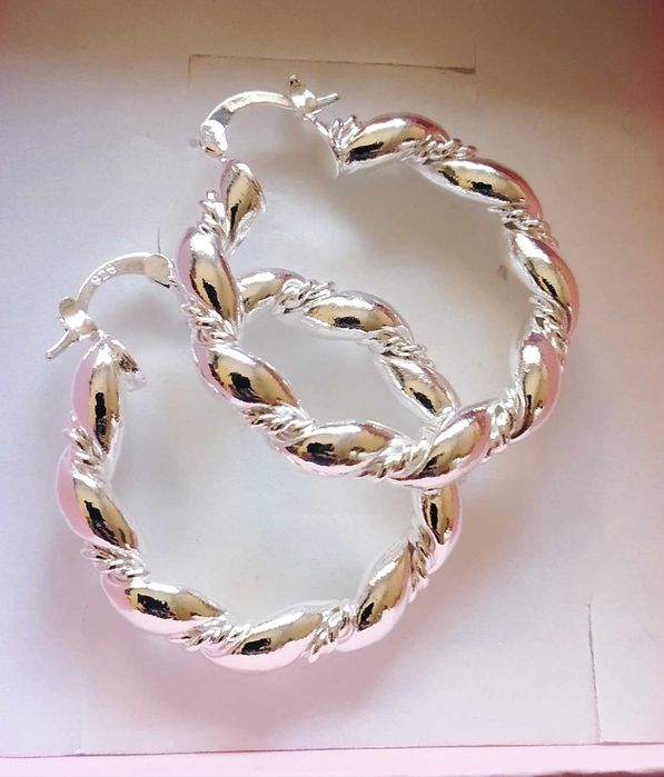 Нови, масивни, сребърни обеци. В кутия за подарък.