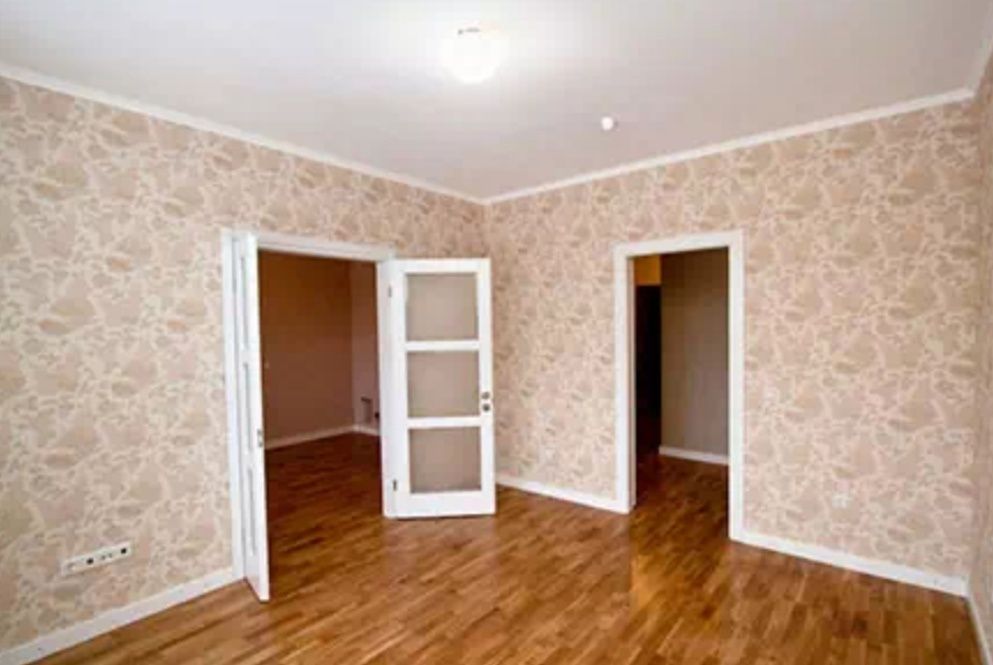 Поклейка обоев. Игорь