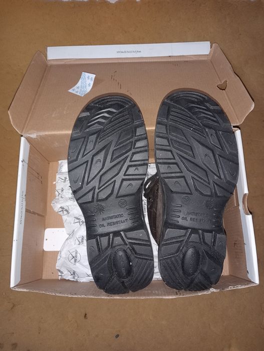 Продам рабочие ботинки.