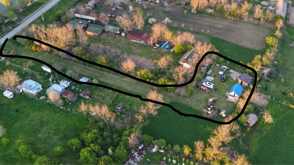 Vand teren cu o casă și o căbănuță